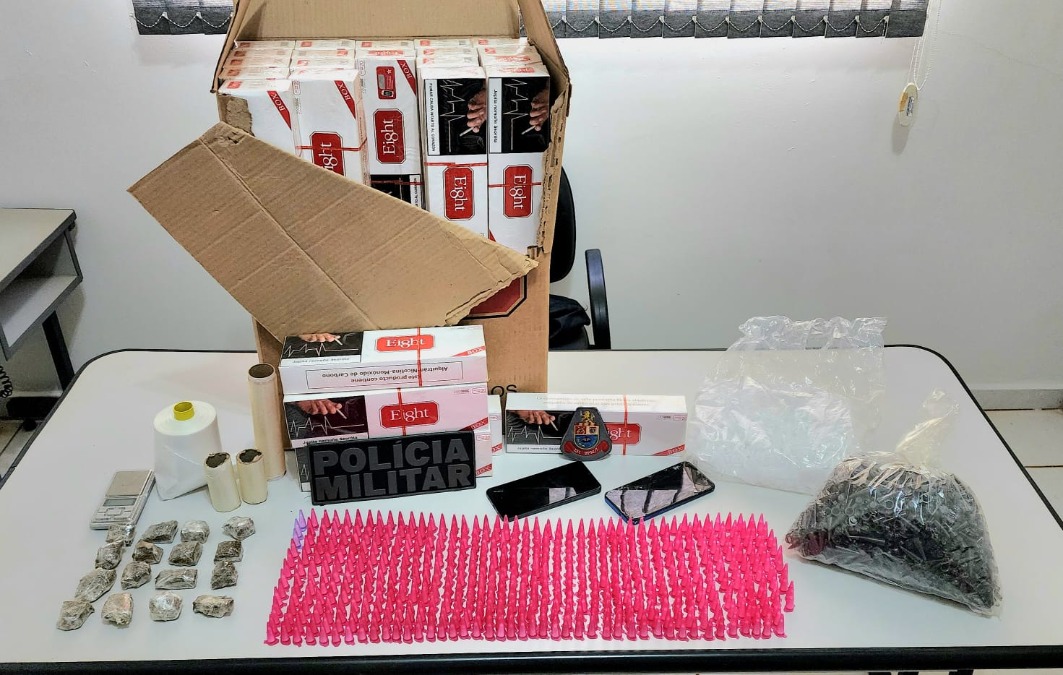 PM prende jovem com grande quantidade de drogas e maços de cigarros contrabandeados em Gavião Peixoto