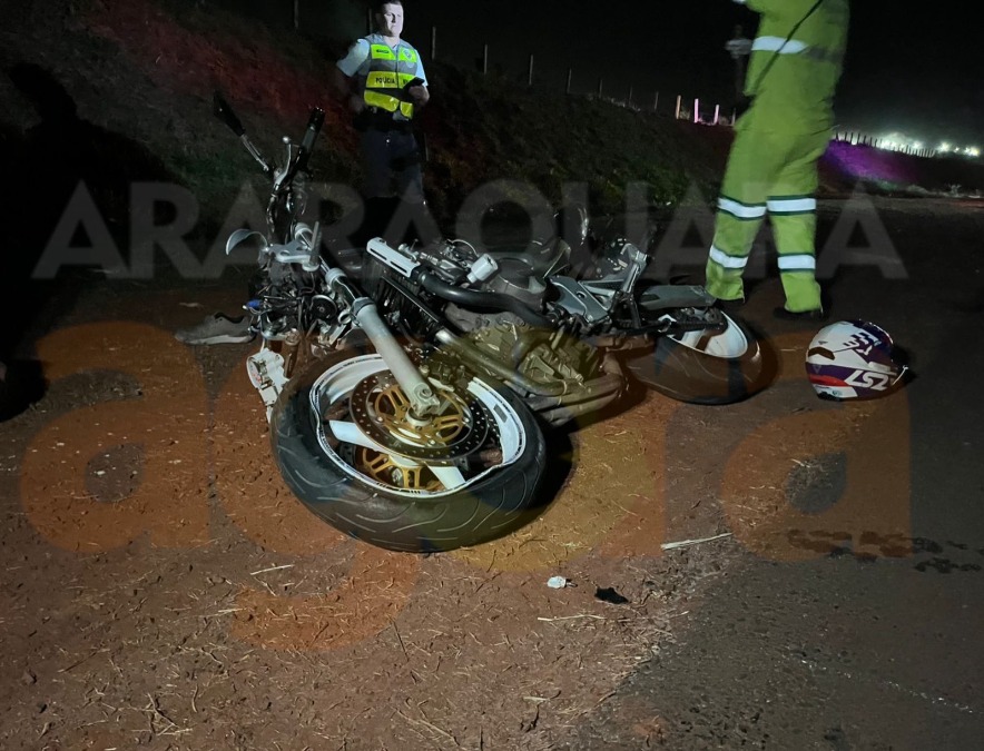 Motociclista morre após bater em traseira de caminhão carregado com laranja na SP-255 em Américo
