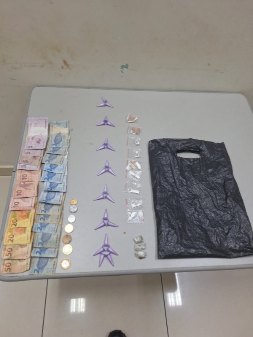 Casal é preso pela PM com cocaína, crack, maconha e dinheiro no Jardim São Rafael ll