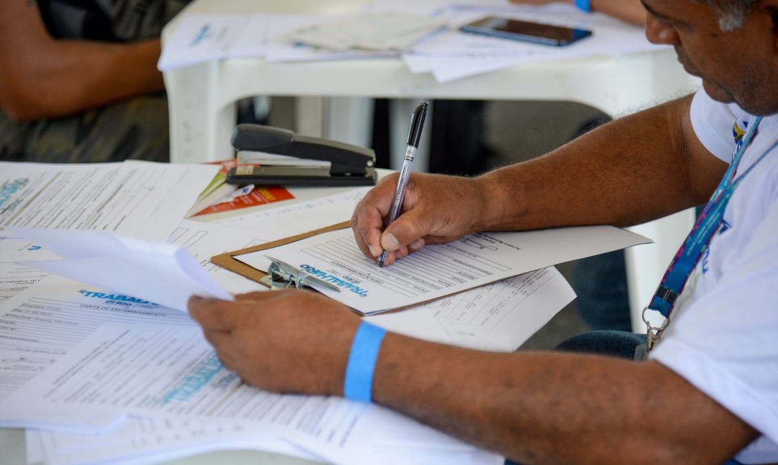 PAT de Araraquara divulgam vagas para ajudante de obra, costureira e garçom