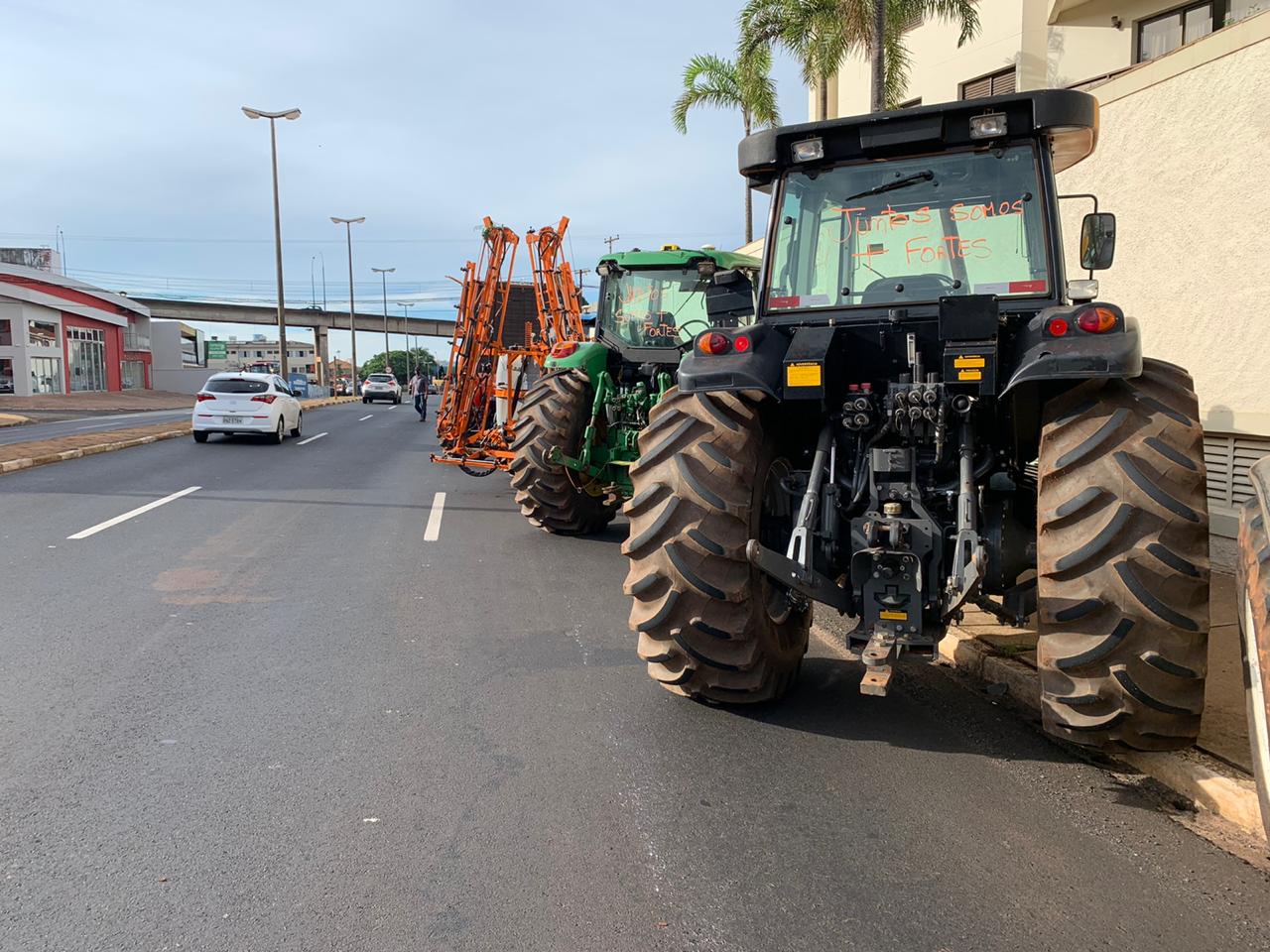 Produtores rurais fazem "tratoraço" na Via Expressa