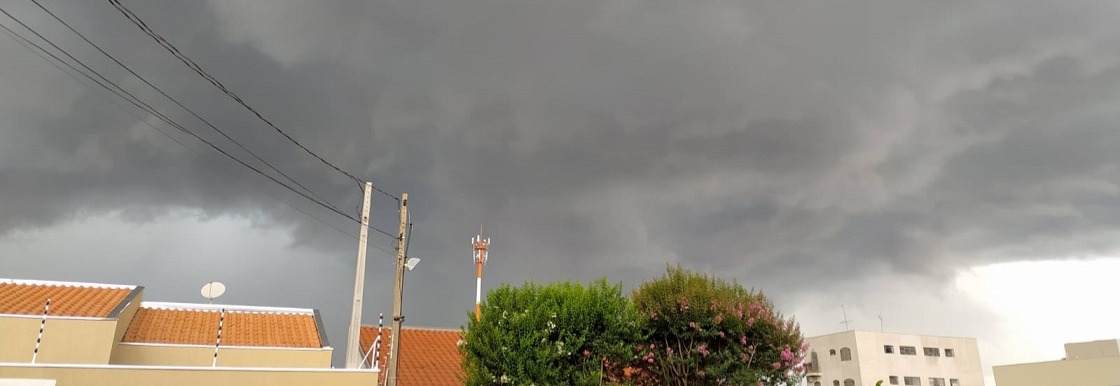Alerta para tempestades com ventos de até 95 km/h e risco de novas microexplosões em Araraquara