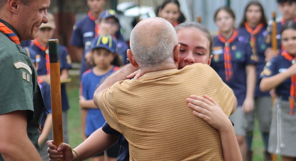 Escoteira de 12 anos salva o avô e recebe medalha de heroísmo em Araraquara