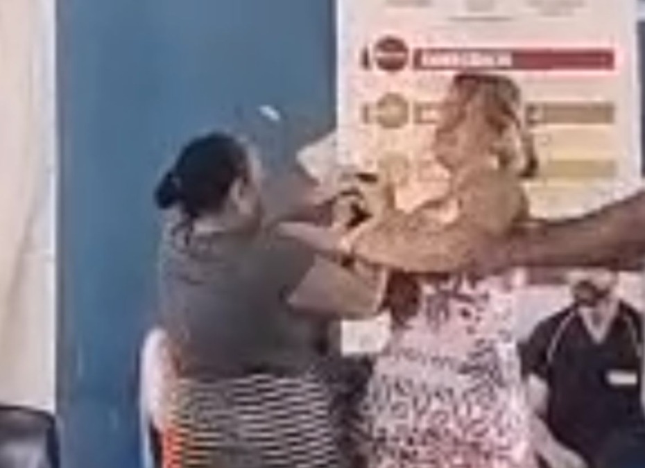 VÍDEO: Discussão entre duas mulheres termina em agressões na UPA do Melhado