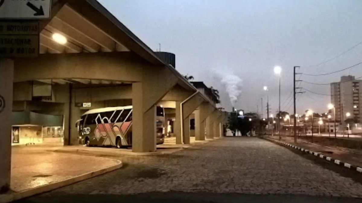 Marceneiro é rendido e roubado por trio armado com faca ao desembarcar na rodoviária de Araraquara