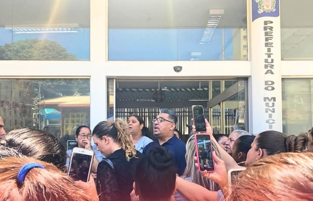 Terceirizados mantêm protesto, fecham rua e cobram salários em Araraquara