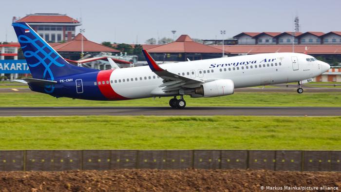 Boeing 737-500 com 60 pessoas a bordo some do radar logo após decolar na Indonésia