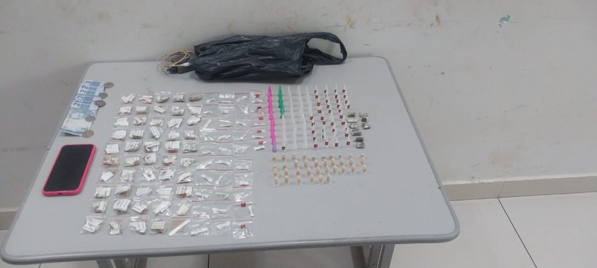 Jovem é preso com drogas e dinheiro após tentar fugir da PM no bairro Residencial Alamedas