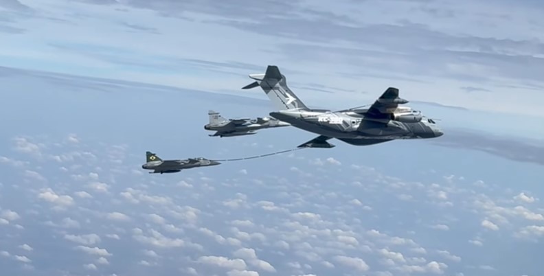 Gavião Peixoto: Brasil faz história com caça Gripen e KC-390 em voo