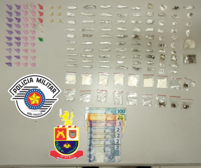Homem é flagrado pela PM com drogas e dinheiro após tentar se esconder atrás de árvore no Jardim São Rafael