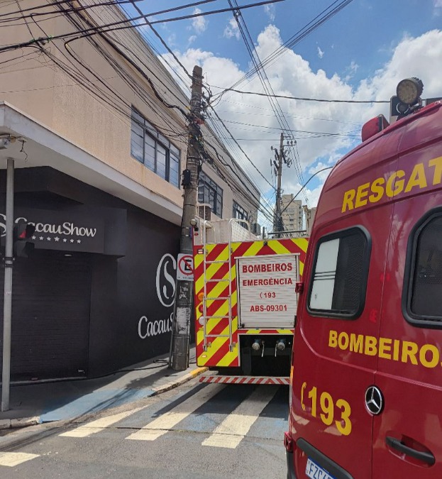Princípio de incêndio atinge loja de chocolates no Centro de Araraquara