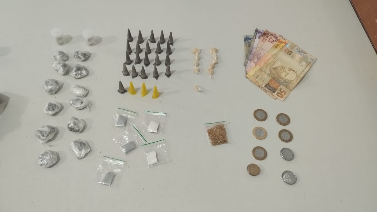 PM prende jovem com drogas e dinheiro em conjunto habitacional de Américo