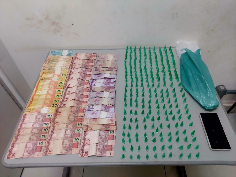 Adolescente é apreendido pela PM com mais de 230 pinos de cocaína no Laura Molina