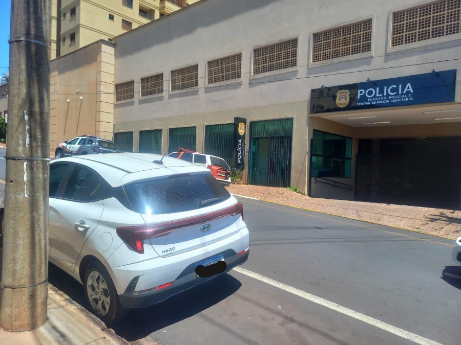 Homem é preso pela Ronda Escolar com carro roubado e munições no Jardim Adalberto Roxo l