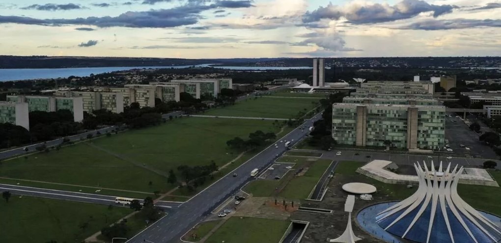 Explosão em ministério deixa feridos e prédio é evacuado