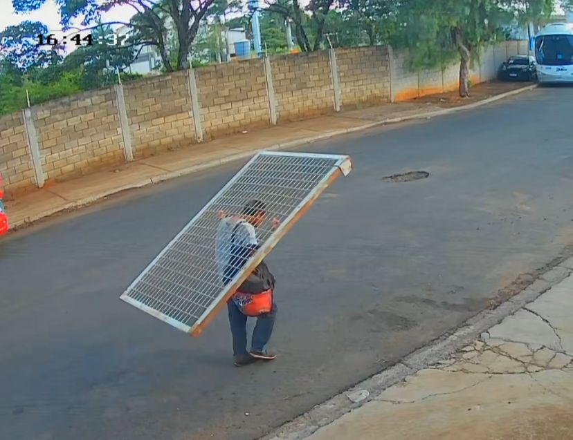 VÍDEO: Dupla é presa pela GCM após furtar gradil de obra na SP-255 em Araraquara