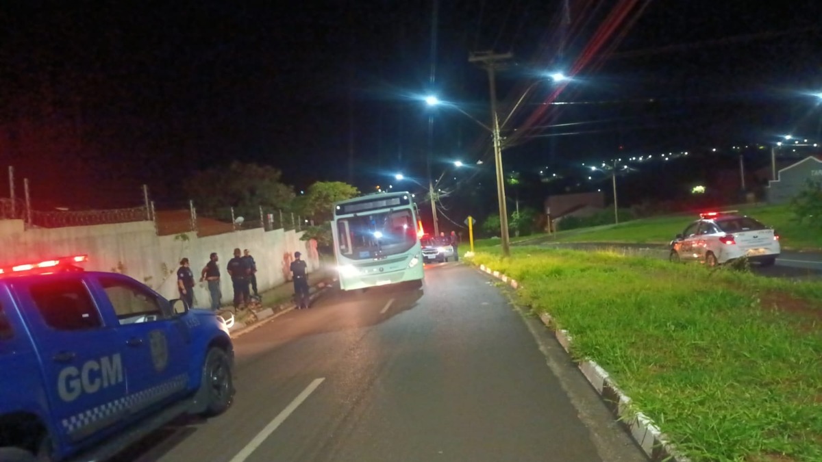 Guarda Municipal recupera ônibus furtado e prende dupla após colisão em semáforo no Carmo