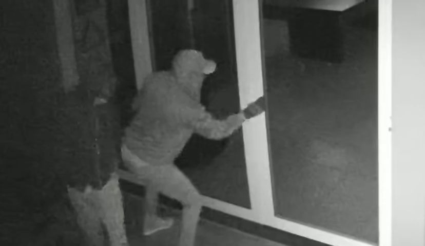 VÍDEO: Imagens mostram invasão de trio na casa de empresário e troca de tiros com a PM em Tabatinga