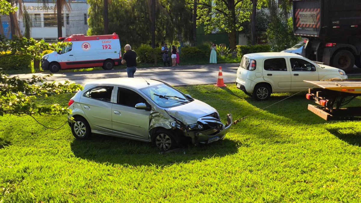 FOTOS: Engavetamento envolvendo três carros deixa dois feridos na via de acesso Ivo Najm em Araraquara