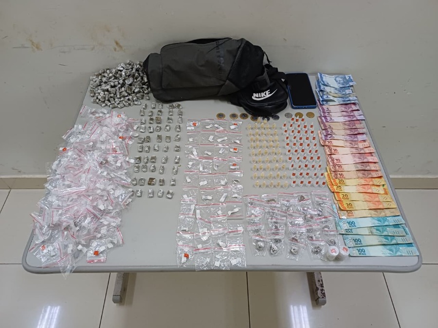 PM flagra e prende dupla com drogas e dinheiro em ponto de tráfico no Valle Verde