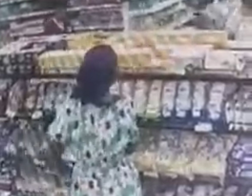 VÍDEO: Mulher é presa após ser flagrada furtando linguiça em supermercado no Jardim Itália