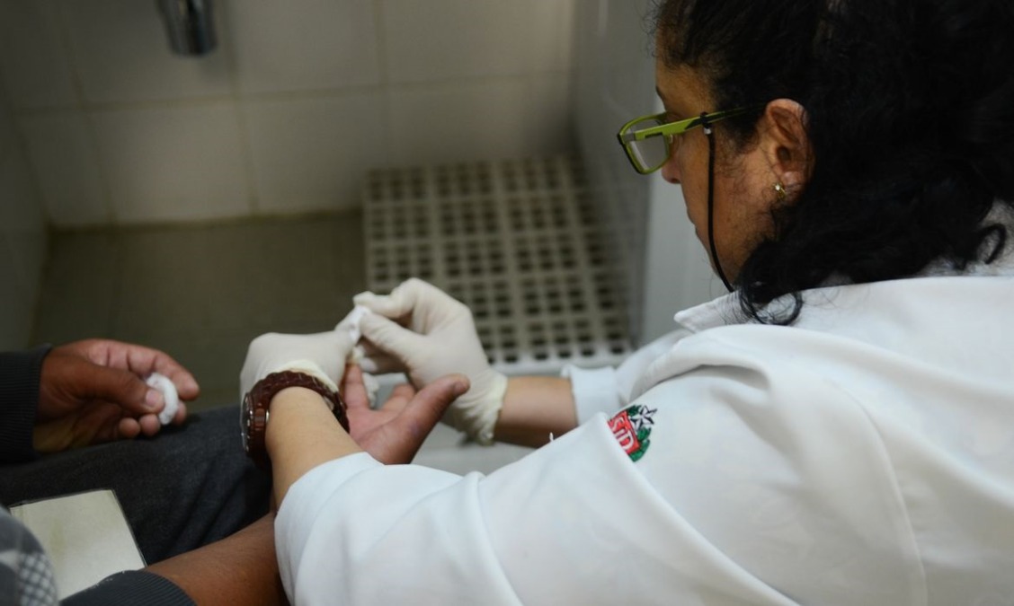 Araraquara abre Dezembro Vermelho com ação de testagem rápida de HIV e outras ISTs
