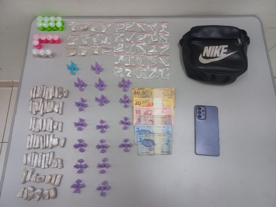 Adolescente é detido pela PM com pochete cheia de drogas e dinheiro no Parque São Paulo