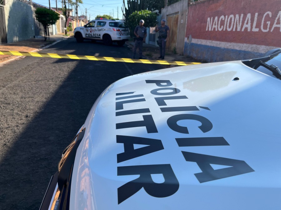 Mulher é morta a facadas pelo companheiro que foge, provoca acidente e morre em Araraquara
