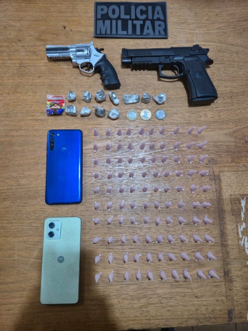 PM prende jovem com grande quantidade de drogas e simulacros de arma em Rincão