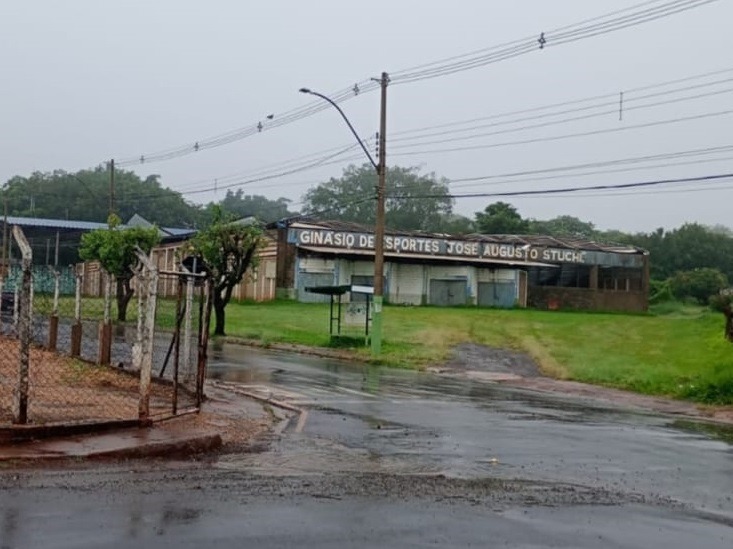 Teto metálico de ginásio desaba em Santa Lúcia durante temporal