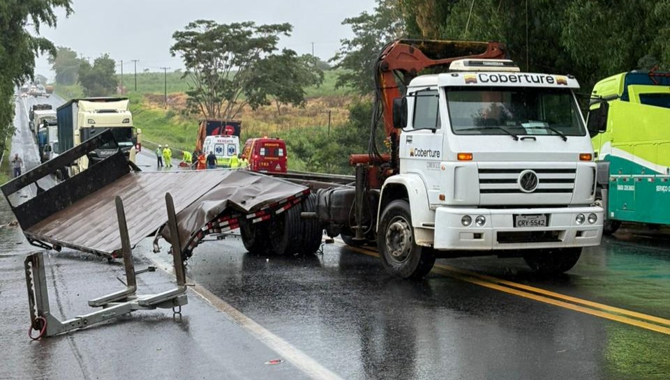 Colisão entre caminhões mata motorista em grave acidente em rodovia