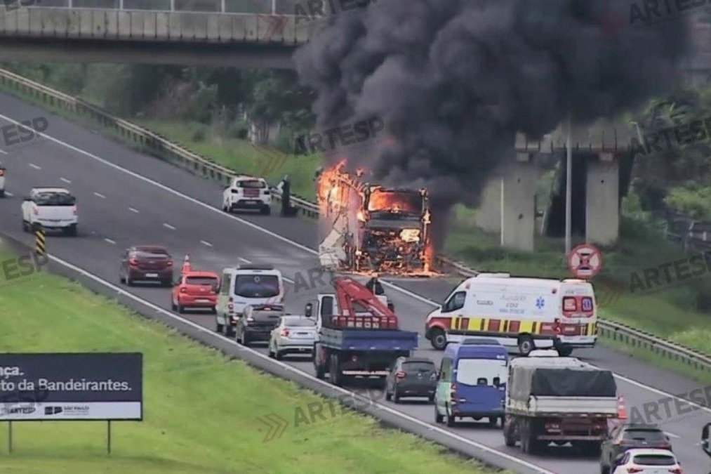 Ônibus com 42 funcionários da Unesp Araraquara pega fogo na rodovia