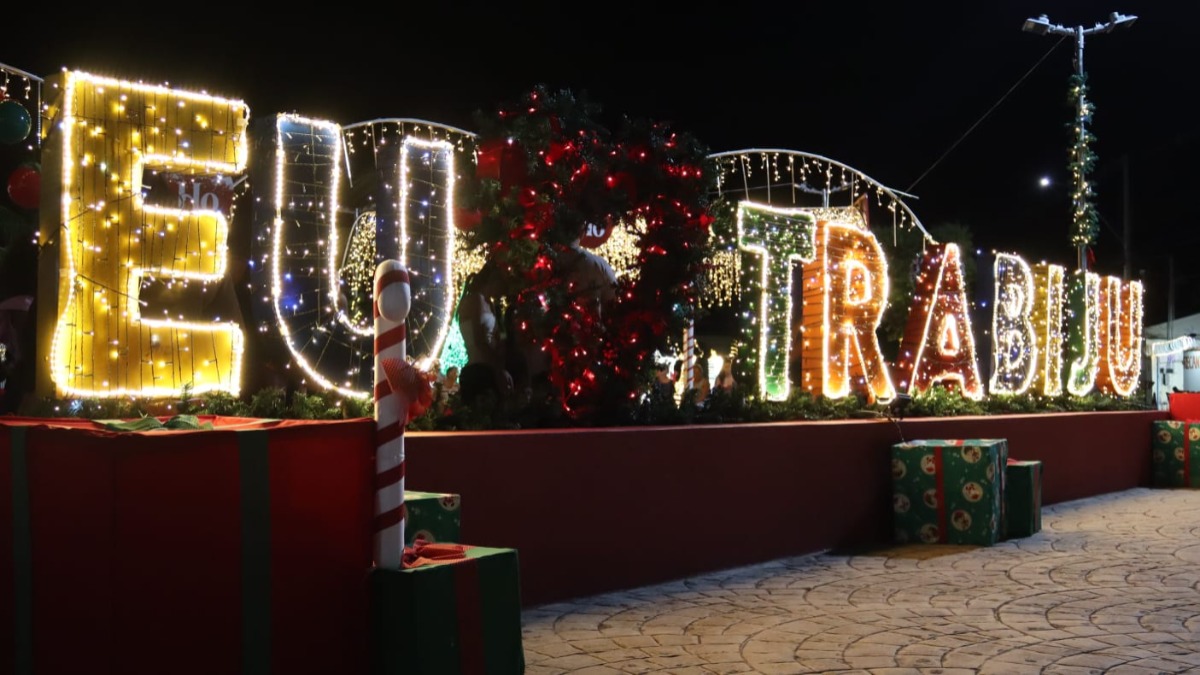 Luzes de Natal iluminam Trabiju e atraem famílias da região