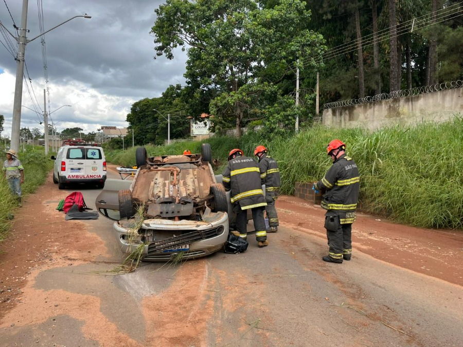 Carro perde o controle, bate em poste e capota na Avenida Manoel de Abreu