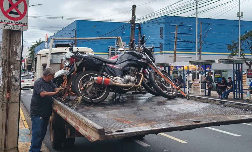 Operação mira escapamentos irregulares, multa dezenas e apreende motos