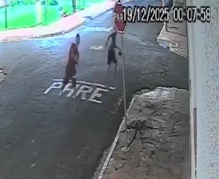 Vídeo: dupla é flagrada apedrejando casa durante a madrugada em Boa Esperança do Sul