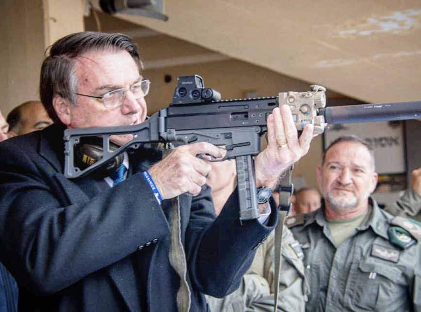 Bolsonaro zerou imposto para armas, enquanto taxava importação de cilindros de oxigênio