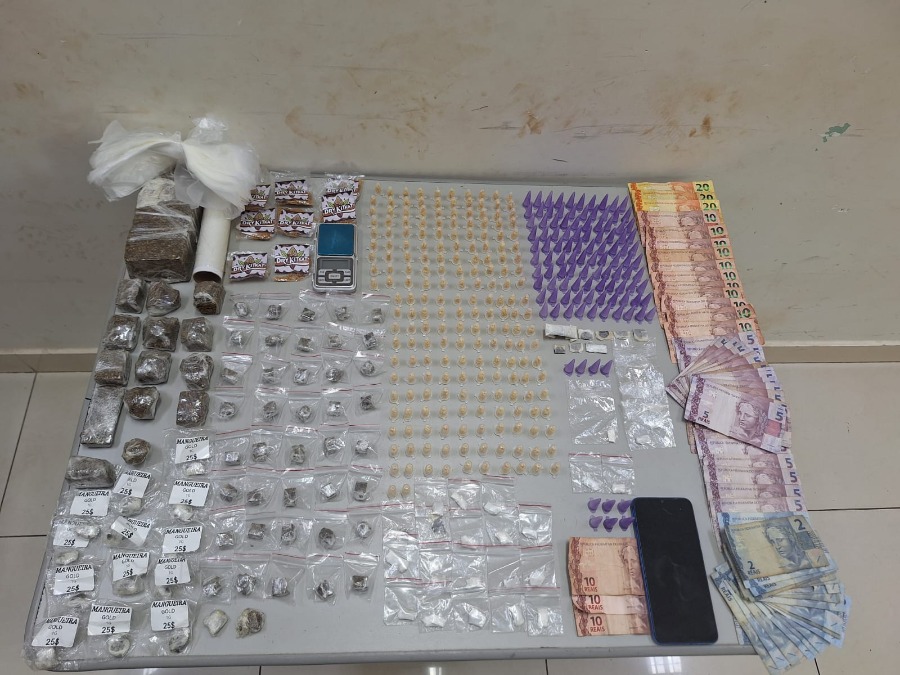 Jovem é preso e adolescente detido pela PM com grande quantidade de drogas e dinheiro no Jardim Águas do Paiol