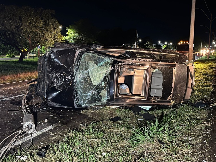 Vigilante perde o controle de direção, derruba poste, capota carro e deixa 4 feridos na via de acesso Ivo Najm
