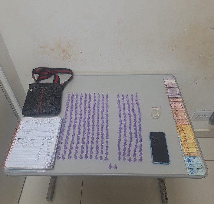 Trio é preso pela PM com 247 pinos de cocaína e mais de R$ 1 mil em dinheiro no Jardim Brasil