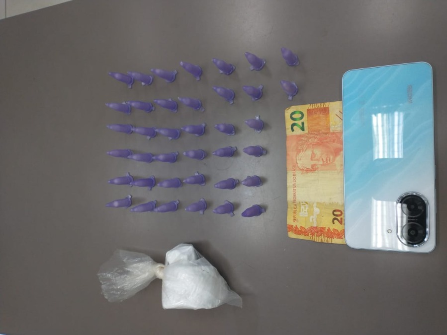 Ajudante é preso pela PM com cocaína e dinheiro ao sair de casa em Gavião Peixoto