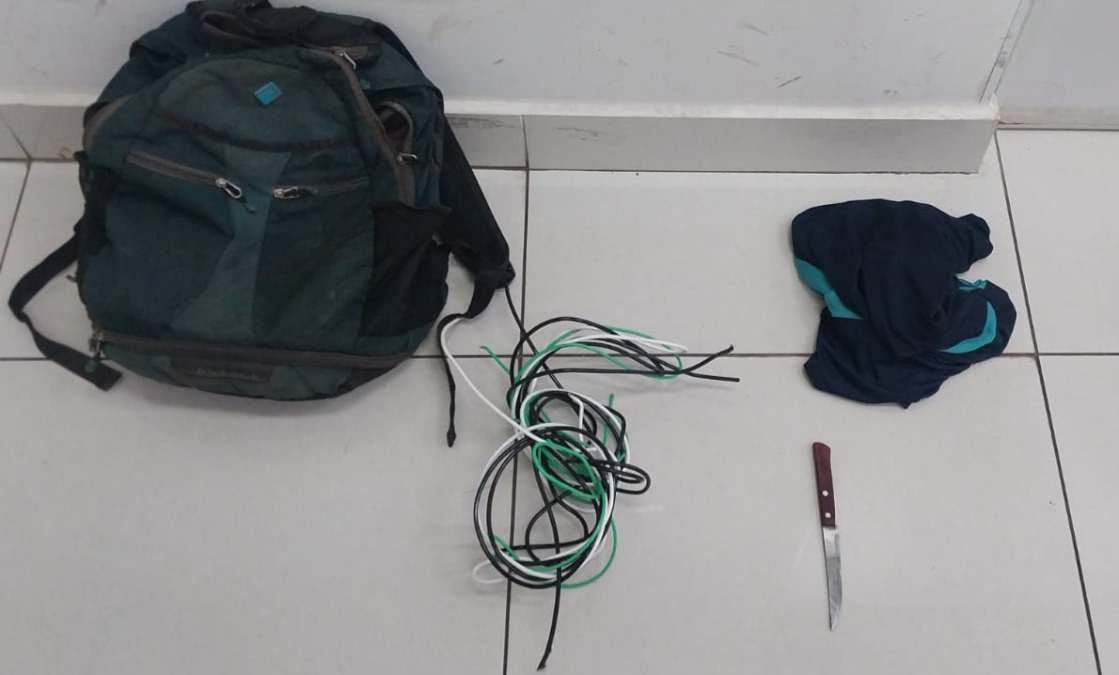 Ladrão é preso pela PM após ser flagrado furtando fios em telhado de escola no Selmi Dei