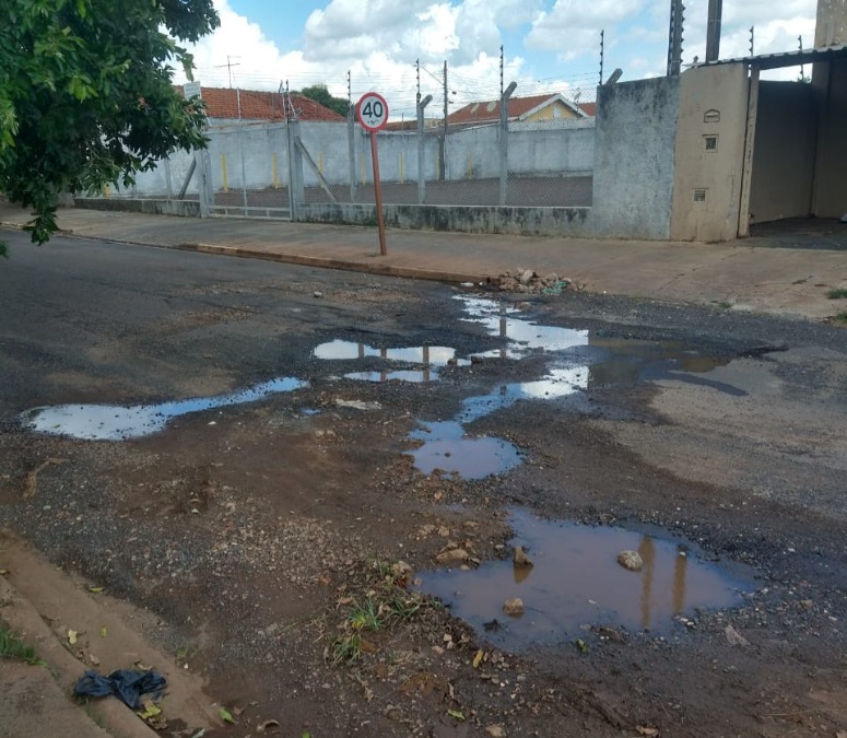 'Impossível passar': moradores cobram reparo urgente em rua esburacada no Selmi Dei