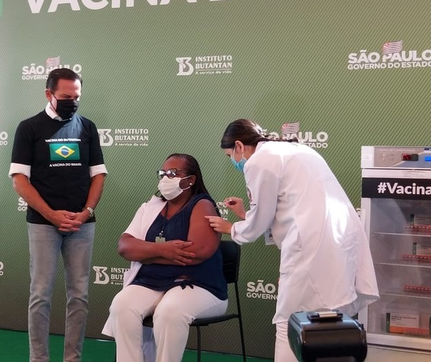 Anvisa autoriza e enfermeira é a primeira a ser vacinada em São Paulo