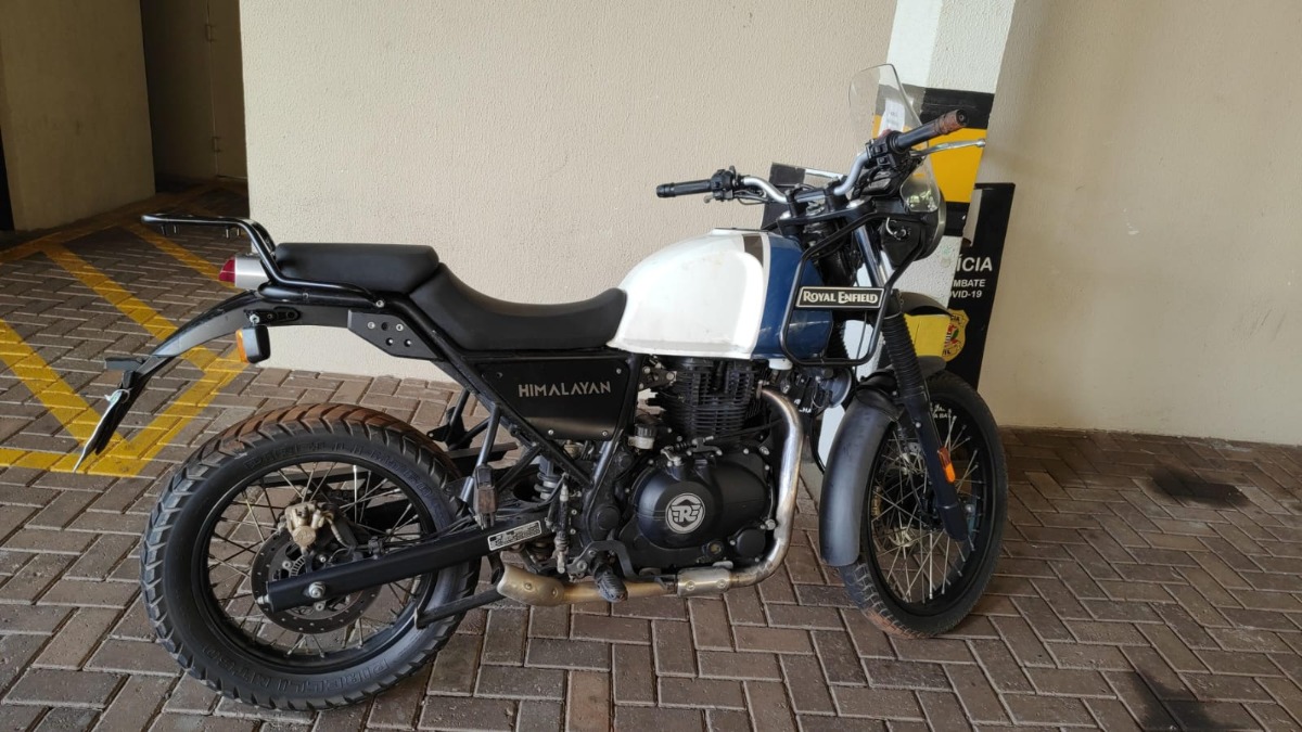 Acompanhamento da PM termina com apreensão de moto furtada em Araraquara; jovem foi preso e adolescente detido