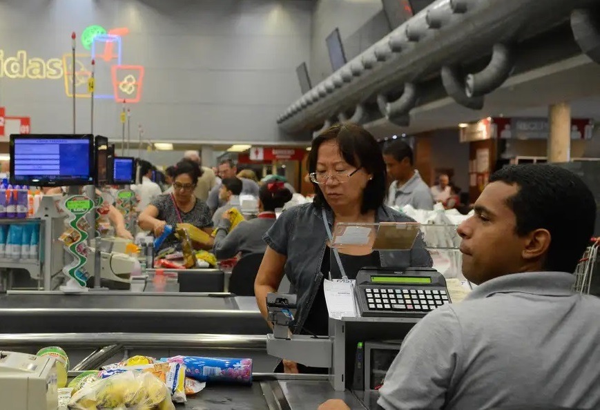 Redes de supermercados anunciam dezenas de vagas de emprego em Araraquara; confira as áreas