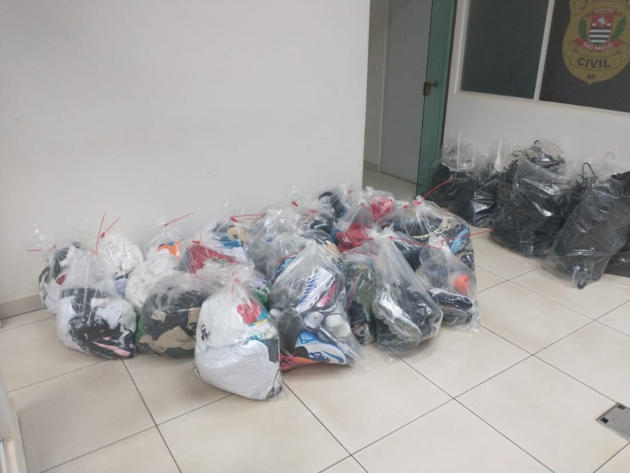 Polícia apreende centenas de roupas e tênis falsificados em Gavião Peixoto