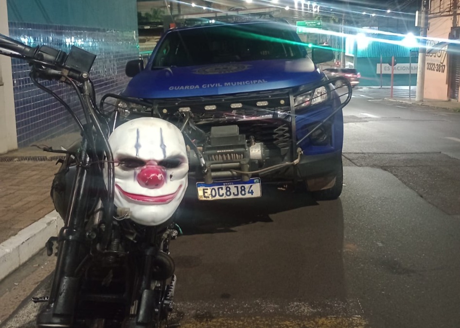 GCM apreende moto adulterada com adolescentes em Araraquara
