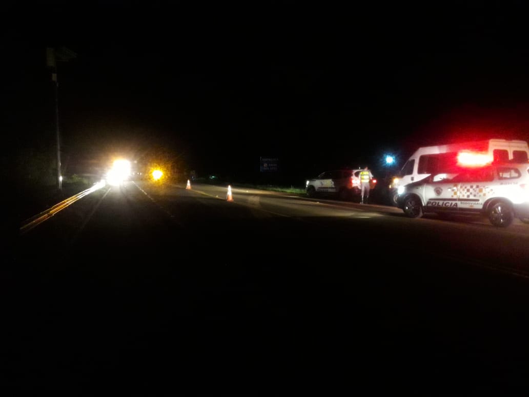 Carro fica destruído após acidente na estrada que liga Trabiju e Boa Esperança do Sul