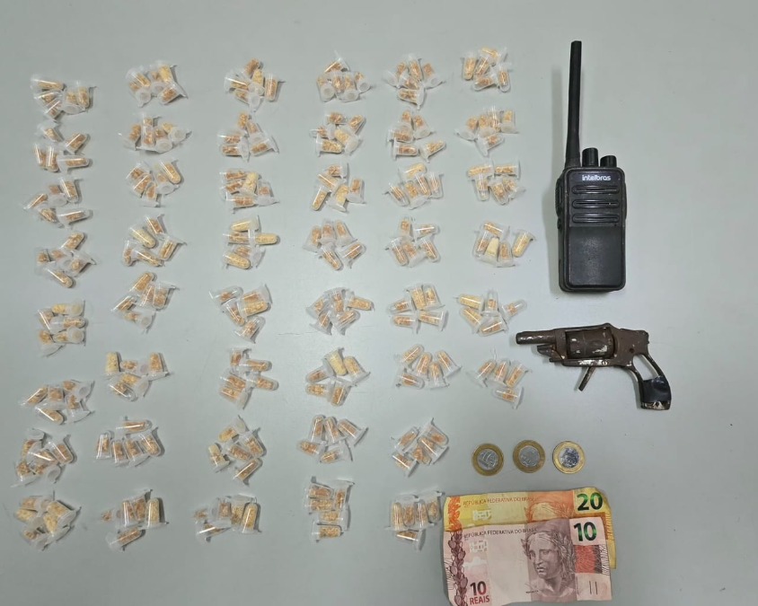 Força Tática prende dupla com drogas, dinheiro e arma de fogo no Residencial dos Oitis